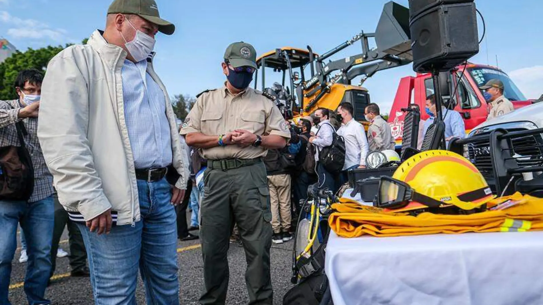 Enrique Alfaro dotación de equipo contra incendios